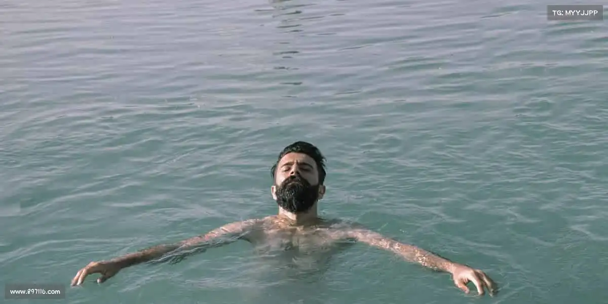 galaxy银河官网🏊♀️潜入泳池,抛开烦恼 —— 每一次摆臂,都是与自己的温柔较量!